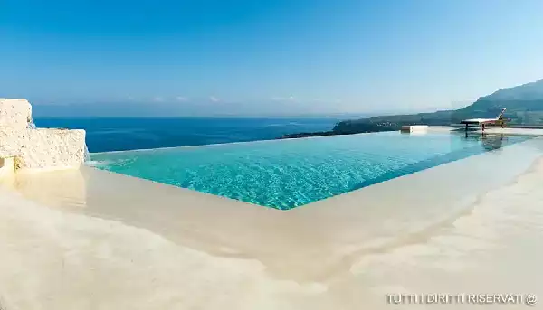 Piscina impermeabilizzata e rivestita in Materico