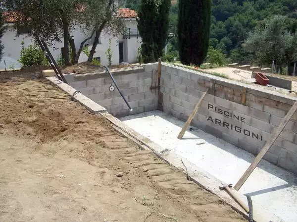 Piscina in costruzione con casseri di cemento