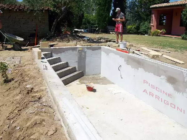 Rasatura superfici piscina prima della posa del liner