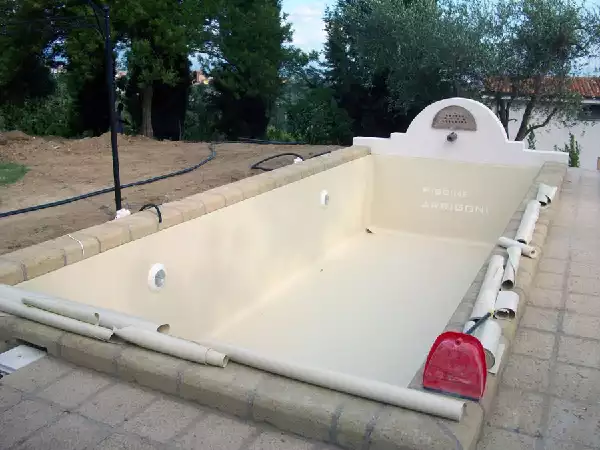 Piscina durnate la posa della membrana in PVC