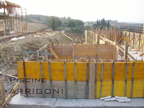 Fasi costruttive piscina a sfioro con cascata