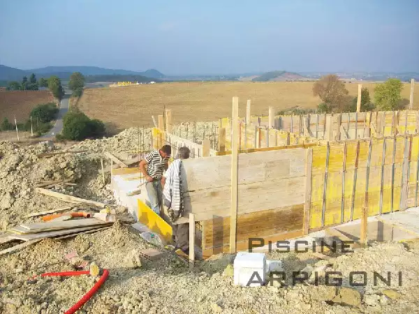 Montaggio casseforme per gettata piscina rivestimento in resina