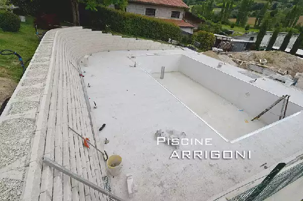 Muro contenimento attiguo alla piscina