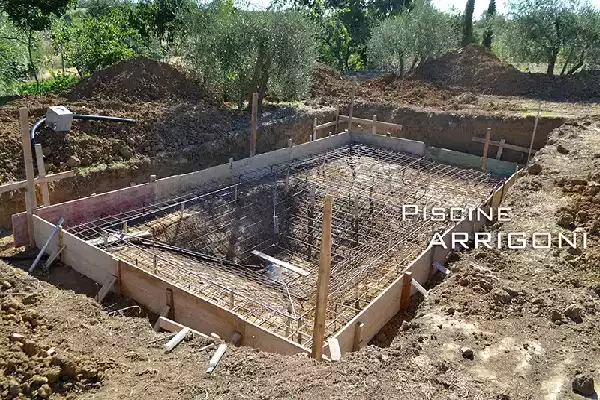 Scavo fondo piscina pronto per il getto