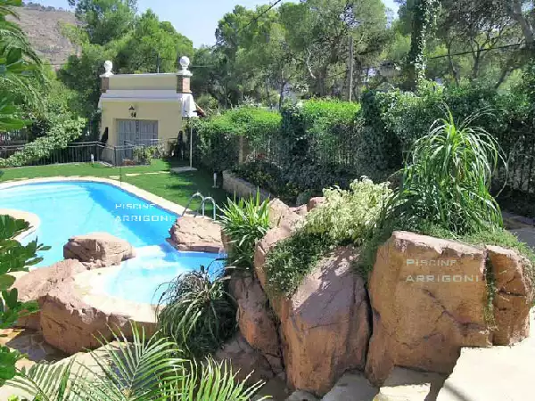 Vista di piscina su due livelli con idromassaggio e cascatella