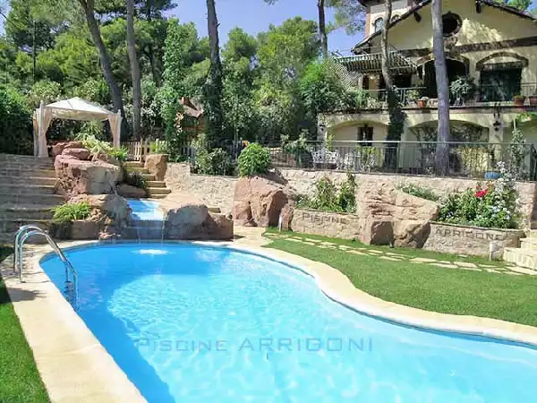 Piscina di forma libera con cascata d'acqua