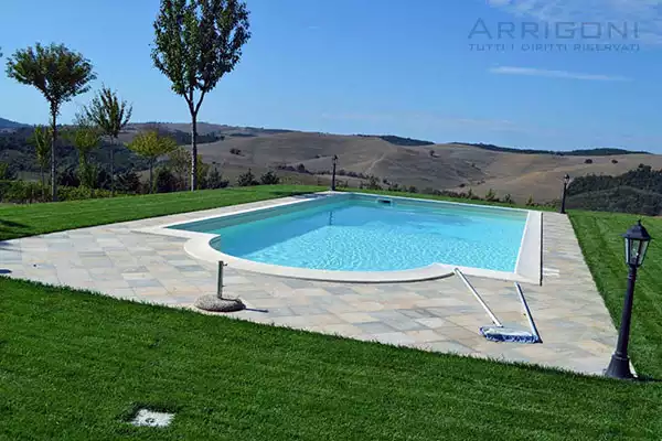 Piscina interrata 10x5 con scala romana,  marciapiede e pratino inglese