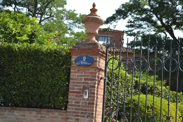 Ingresso Relais Montemaggiore, parco con piscina di sabbia