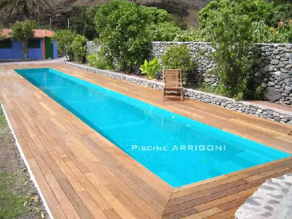 Piscina con marciapiede in legno e scala interna