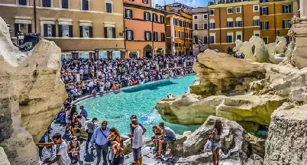 Fontana di Trevi dopo l’impermeabilizzazione e la finitura con materico