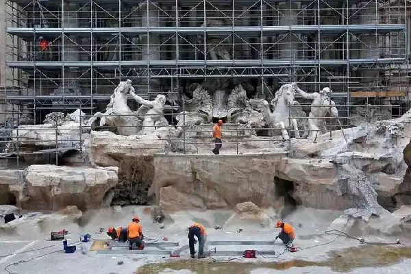 Fontana di Trevi impermeabilizzata e rifinita con materico