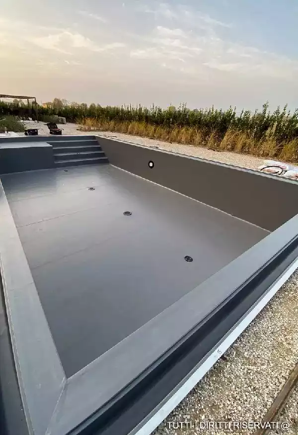 Piscina rivestita con membrana in PVC di colore grigio