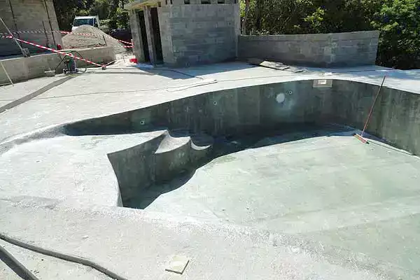 Piscina rivestita e impermeabilizzata con vetroresina