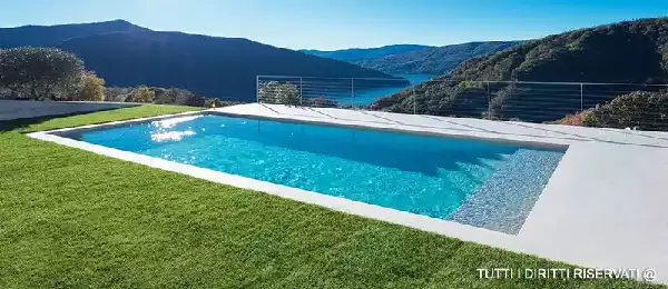 Piscina con finitura materica con superfici materiche