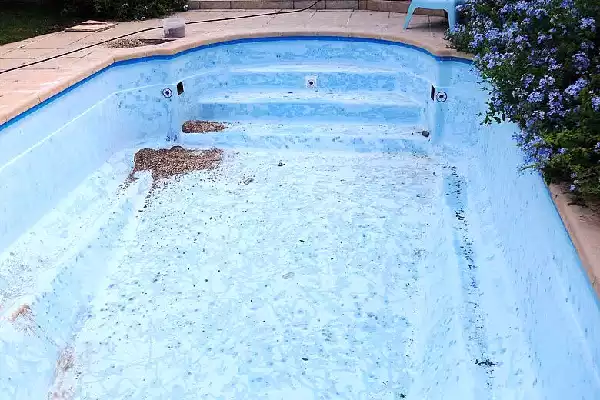 Piscina in vetroresina superfici opacizzate