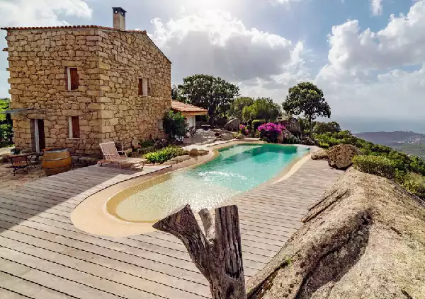 Spiaggia di piscina rivestita con membrana Touch