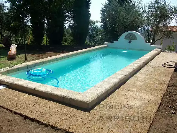 Piscina a fontanile rivestita con membrana color sabbia