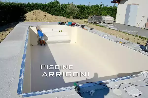 Piscina con telo colore sabbia