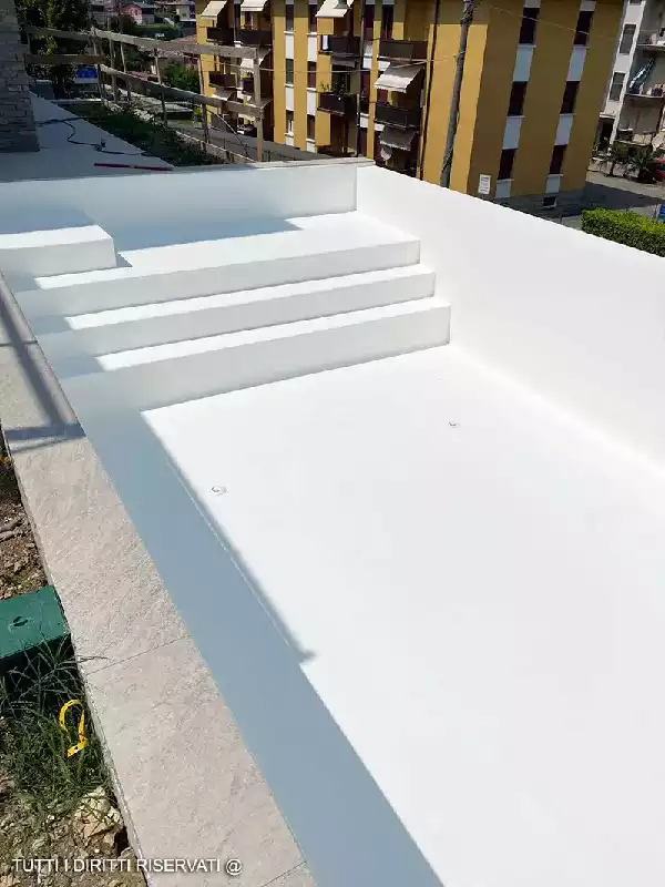 Piscina con telo di rivestimento in PVC di colore bianco