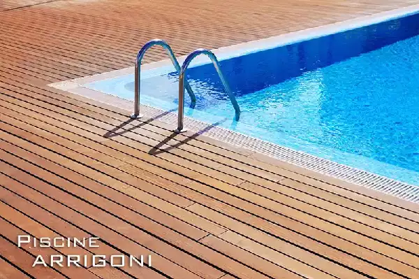 Piscina a sfioro con griglia