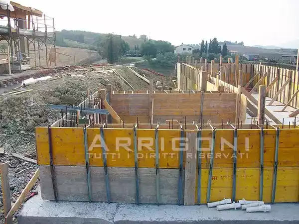 Piscina a sfioro infinito fase costruzione pareti