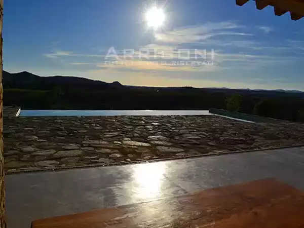 Piscina a sfioro infinito senza vasca di compenso vista tramonto