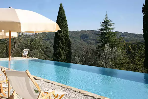 Piscina sfioro infinito realizzata nei pressi di Perugia